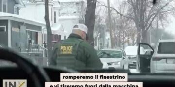 “Spacchiamo il vetro”, agenti Ice minacciano i giornalisti di In mezz’ora