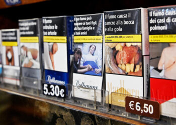 Seconda tornata di rincari per le sigarette, aumentano anche le Camel
