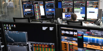 Borsa: Milano chiude positiva con l’Europa, vola Tim