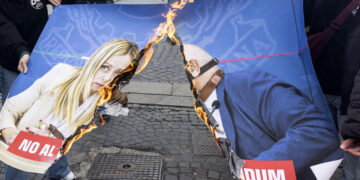 Al corteo bruciate foto di Meloni, scontro totale sul referendum