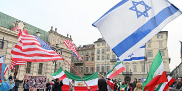 Iran, a Torino in piazza manifestanti con bandiere Usa e Israele