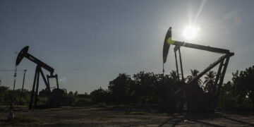 Il petrolio torna a salire, +1,98% a 100,66 dollari