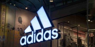 Adidas paga l’outlook non brillante. Bene risultati 2025