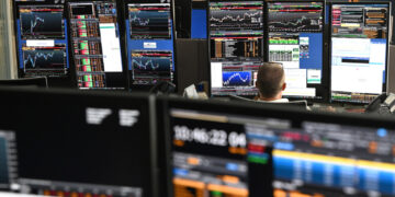 Borsa: Milano chiude in netto calo con l’Europa, brilla Amplifon