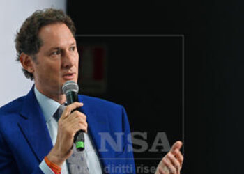 Assemblea Stellantis rinnoverà le cariche di Elkann e Peugeot