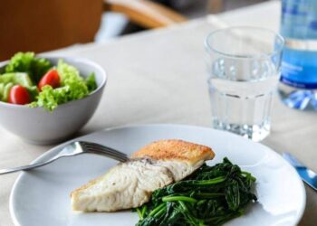 La dieta per invecchiare senza malattie, i cibi per arrivare ‘sani’ a 70 anni: lo studio